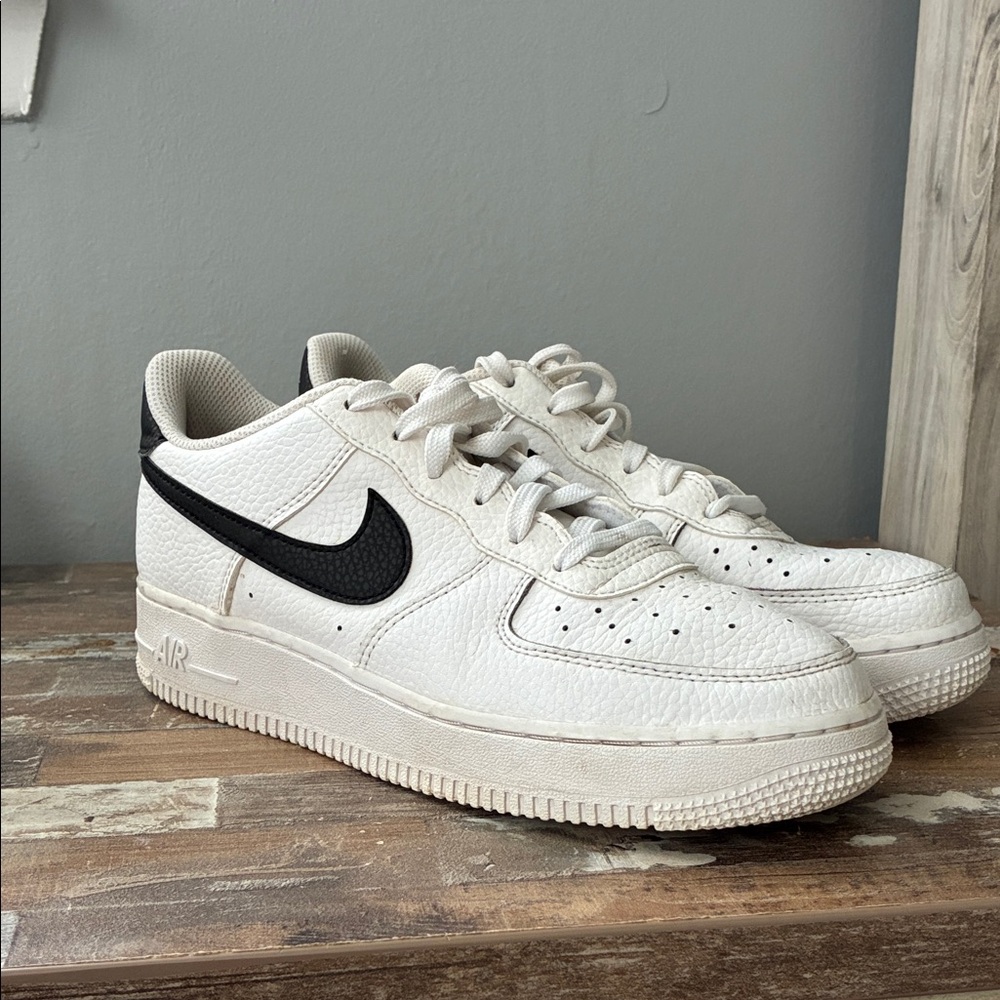 Nike White Leather Sneakers with Black Swoosh